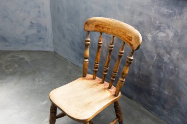 # Odadaki eski sandalye #