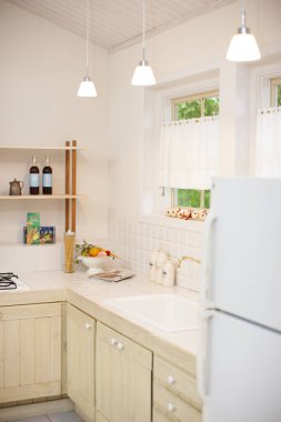 Modern mutfak içi beyaz mobilyalarla dolu.