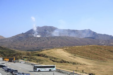 Dağ manzarasından yükselen duman