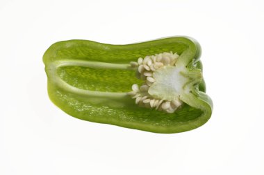 Dilimlenmiş taze dolmalık biber beyaz arka planda izole edilmiş.