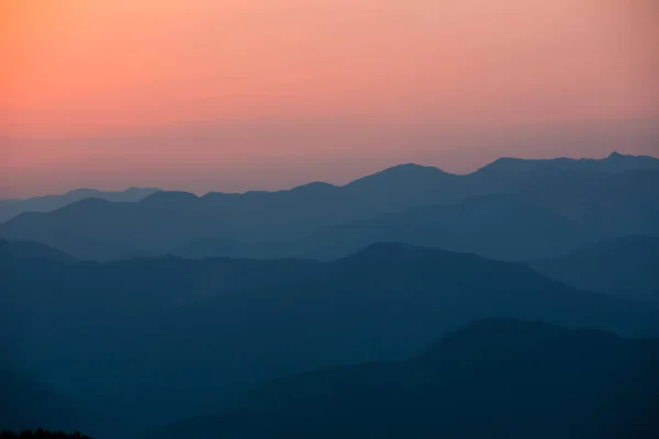 안개가 아름다운 산에서 일본의 — 스톡 사진