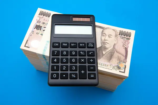 Calculadora Com Dinheiro Iene Japonês Fundo Azul Conceito Negócio — Fotografia de Stock