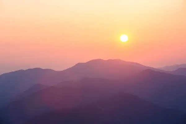 안개가 아름다운 산에서 일본의 — 스톡 사진