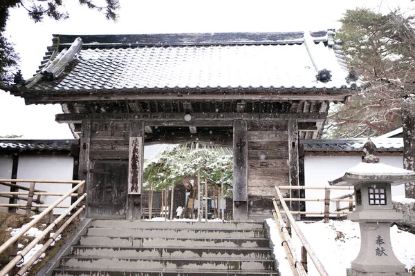 冬季の伝統的な日本の家 — ストック写真