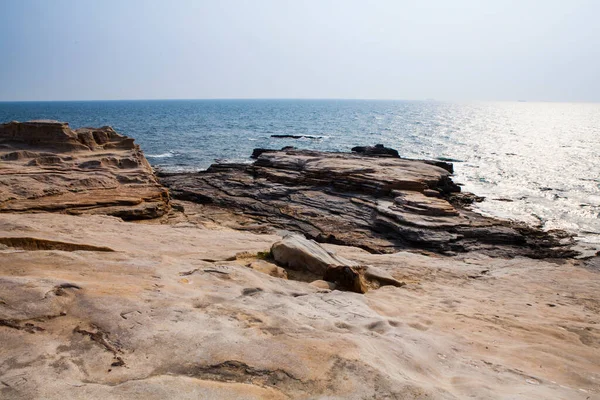 Prachtig Uitzicht Rotsachtige Kust Zee Golven Rotsen Het Strand — Stockfoto
