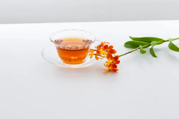 Herbata Szklanym Kubku Kwiaty Białym Tle — Zdjęcie stockowe