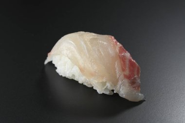 Siyah arka planda Japon suşisine yakın çekim