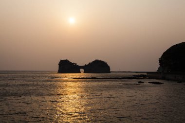 Uçurumları olan güzel bir sahil. Doğal arka plan. Denizin üzerinde güzel gün batımı