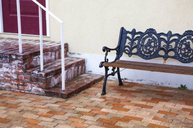 Evde eski bir bank var. 