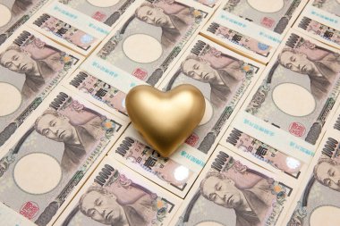 Altın kalp ve Japon Yen banknotları