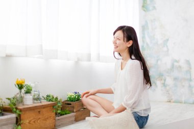 Güzel Asyalı genç bir kadının portresi.