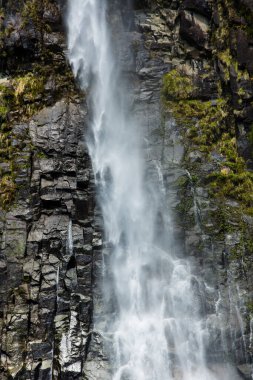 Japonya 'daki dağlarda şelale doğa arka planında