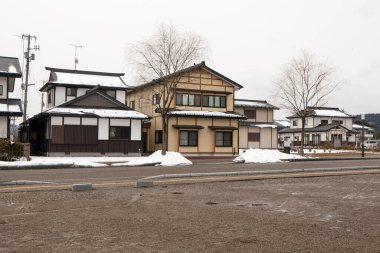 Güzel kış manzarası karla kaplı parkta.