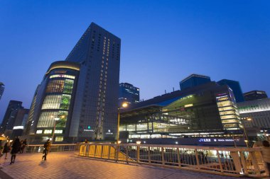 Tokyo caddesinde, Japonya 'da geceleri yürüyen insanlar. 