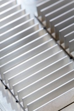 Paralel çizgiler ve oyuklardan oluşan metalik yüzey