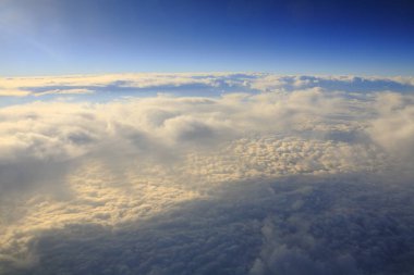 Arka planda bulutlar olan mavi gökyüzü