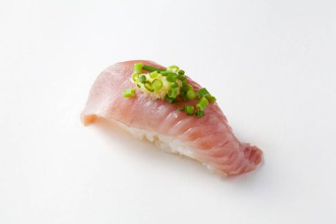 Geleneksel Japon yemekleri. Taze suşi yakın plan.