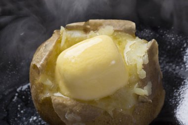 Eriyen tereyağlı fırında patatesin yakın görüntüsü