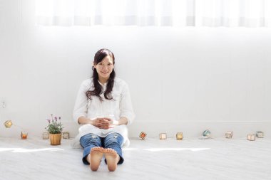 Işıl ışıl iç mekanlarda güzel Asyalı bir kadının portresi.