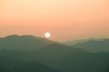 Sisli dağlarda güzel bir günbatımı. Japonya 'da Doğa