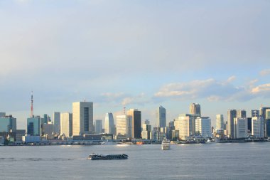 Bulutlu gökyüzü altında modern şehir mimarisi, uzak görüş