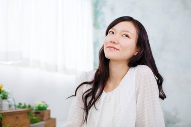 Güzel Asyalı genç bir kadının portresi.