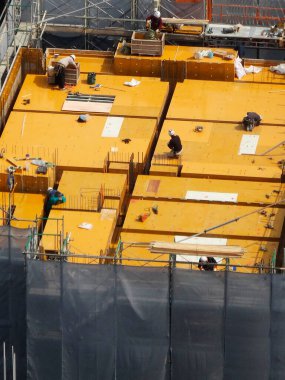 İnşaat iskelesi ve vinçli.