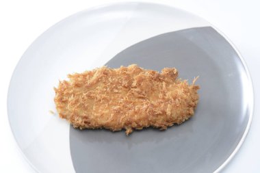 Gri tabakta gevrek pirzola.