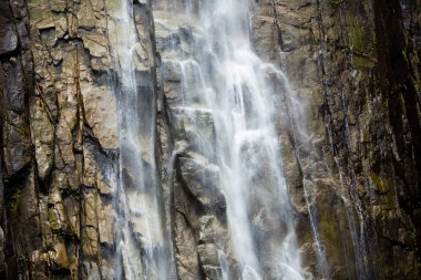 Japonya 'daki dağlarda şelale doğa arka planında