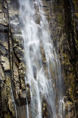 Japonya 'daki dağlarda şelale doğa arka planında