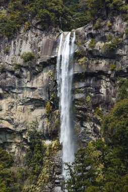 Japonya 'daki dağlarda şelale doğa arka planında