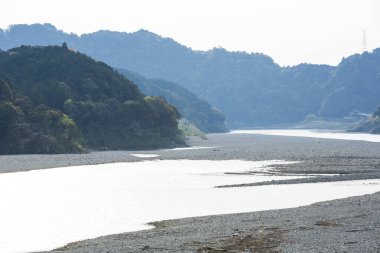 Ormandaki nehir ve dağlar