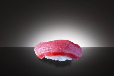 Yüzeyde taze suşi sergileniyor.