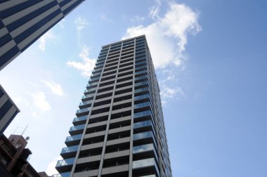 Modern gökdelen berrak mavi gökyüzünün altında