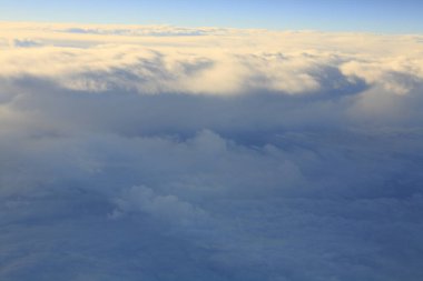 Arka planda bulutlar olan mavi gökyüzü