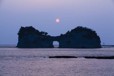 Uçurumları olan güzel bir sahil. Doğal arka plan. Denizin üzerinde güzel gün batımı