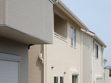 Beyaz yüzlü yeni bir apartman.