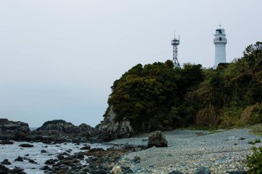 Sabahleyin sahilde deniz feneri