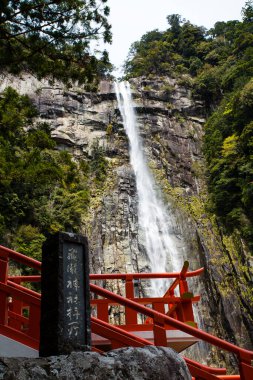 Japonya 'daki dağlarda şelale doğa arka planında