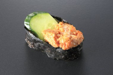 Siyah arka planda Japon suşisine yakın çekim