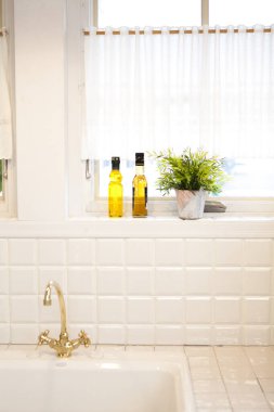 Lavabosu ve musluğu olan banyo.