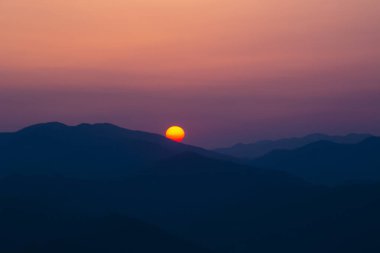 Sisli dağlarda güzel bir günbatımı. Japonya 'da Doğa