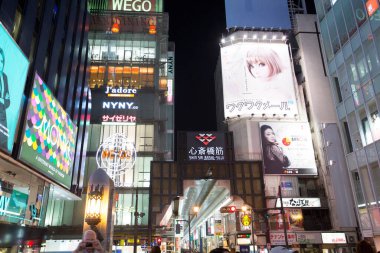 Tokyo City, Japonya 'daki aydınlık binaların gece manzarası