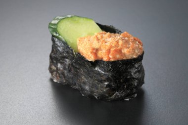 Siyah arka planda Japon suşisine yakın çekim