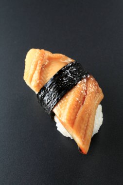 Siyah arka planda Japon suşisine yakın çekim