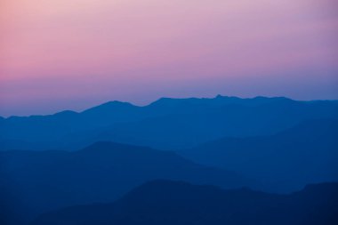 Sisli dağlarda güzel bir günbatımı. Japonya 'da Doğa