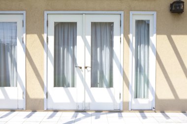 modern beyaz tahta kapılar