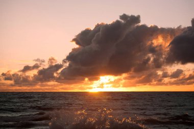 Denizde gün doğumu