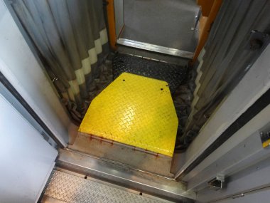 Sarı rampa, dokulu yüzeyi olan tren girişi.