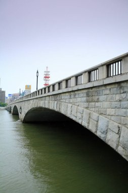 Gündüz vakti nehrin üzerindeki taş köprü